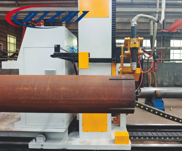 Macchina automatica multiasse per il taglio e la profilatura di tubi al plasma e alla fiamma