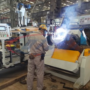 Automatic pipe welding machine with pressure roller type pipe positioner