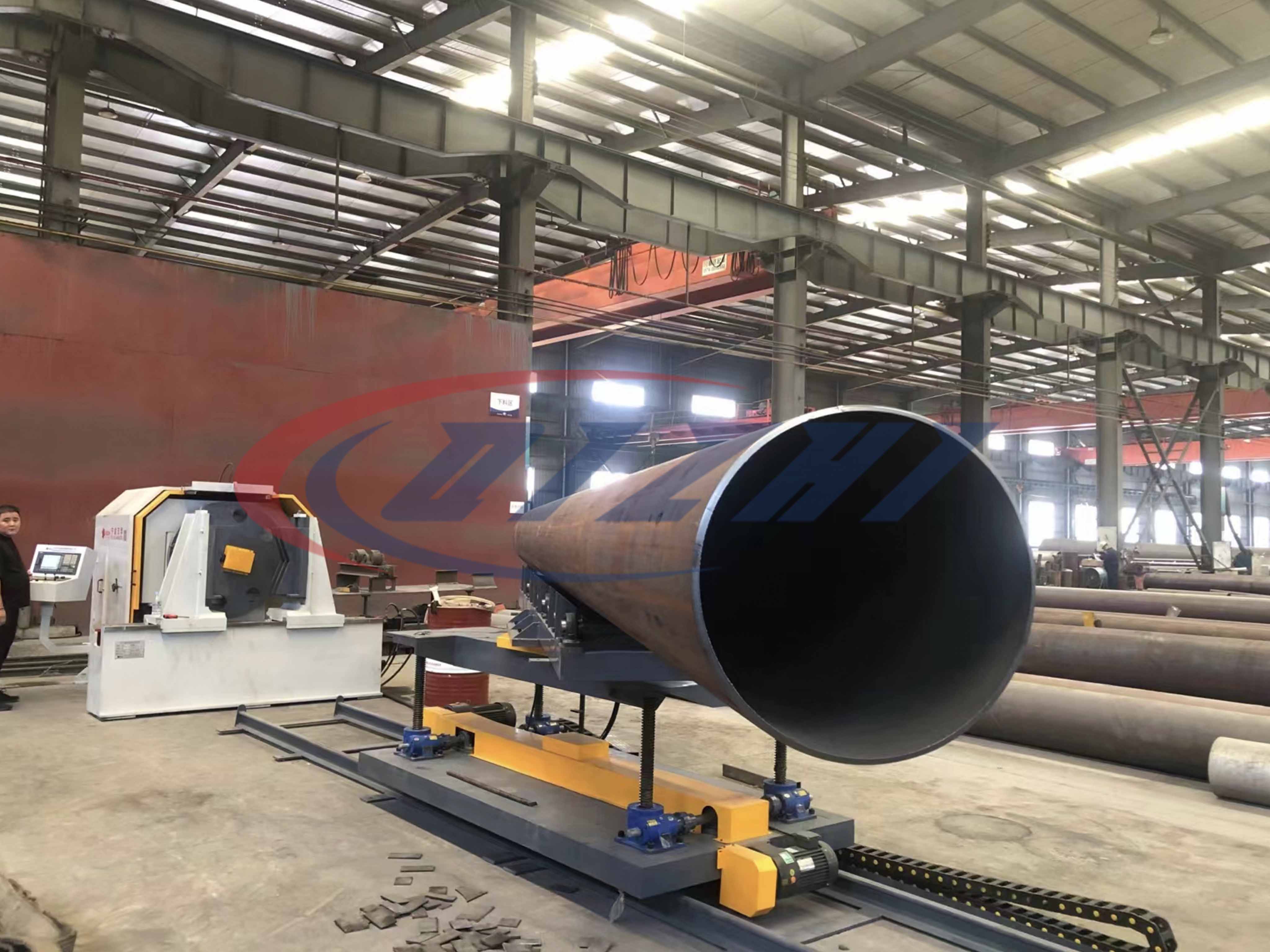 pipe end beveling with turning device
